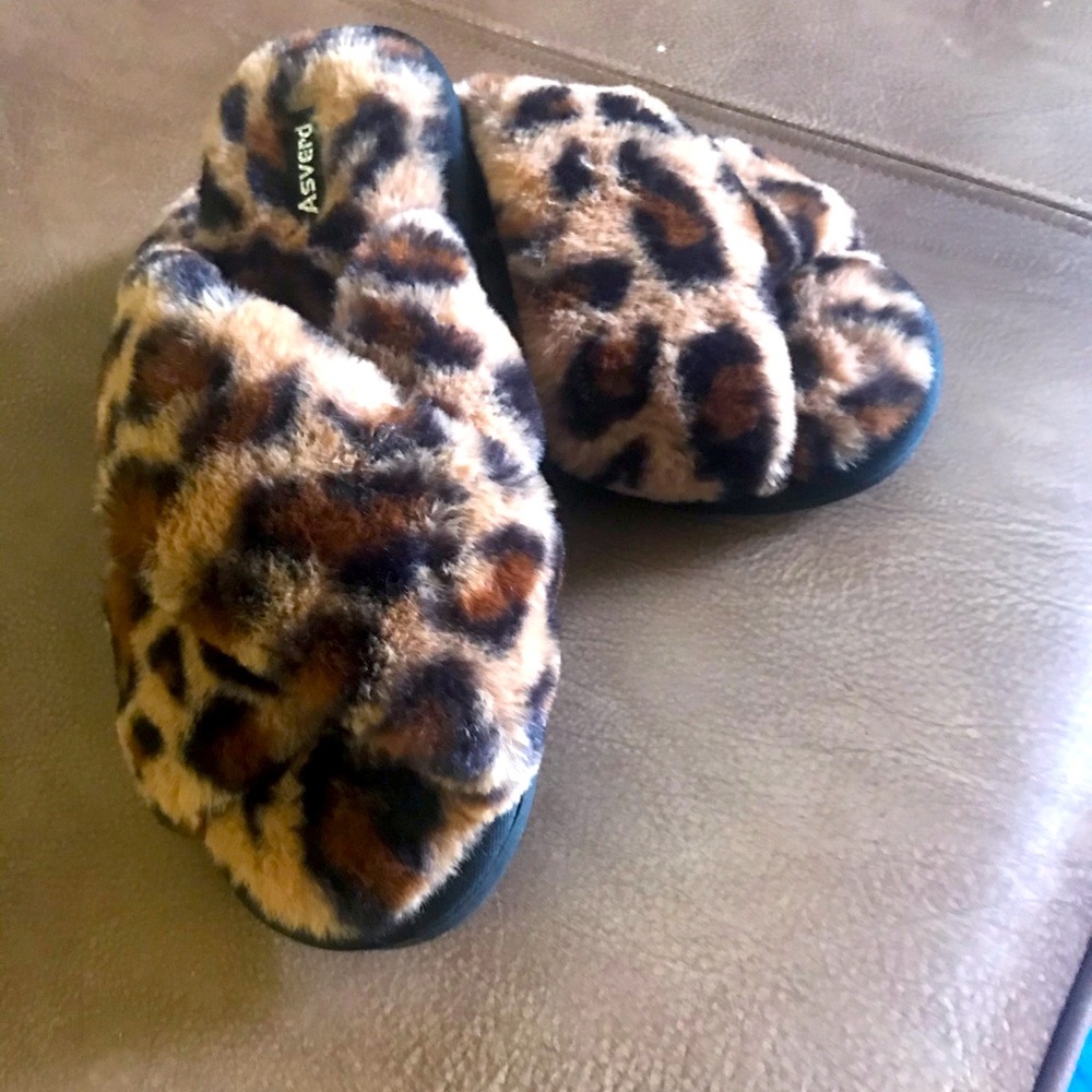 Plush animal print slippers, Size 7-8. Tan/ black print. AG